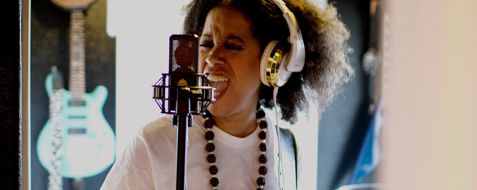 Picture shows Bibi McGill with her large-diaphragm condenser studio microphone LCT 550