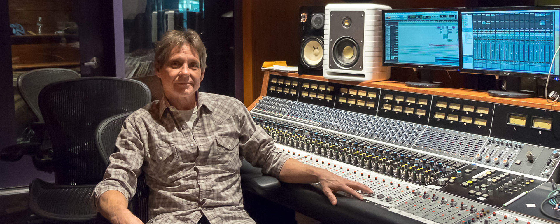 Michael Dumas uses the LCT 640 TS studio microphone, that allows you to change the polar pattern after the fact
